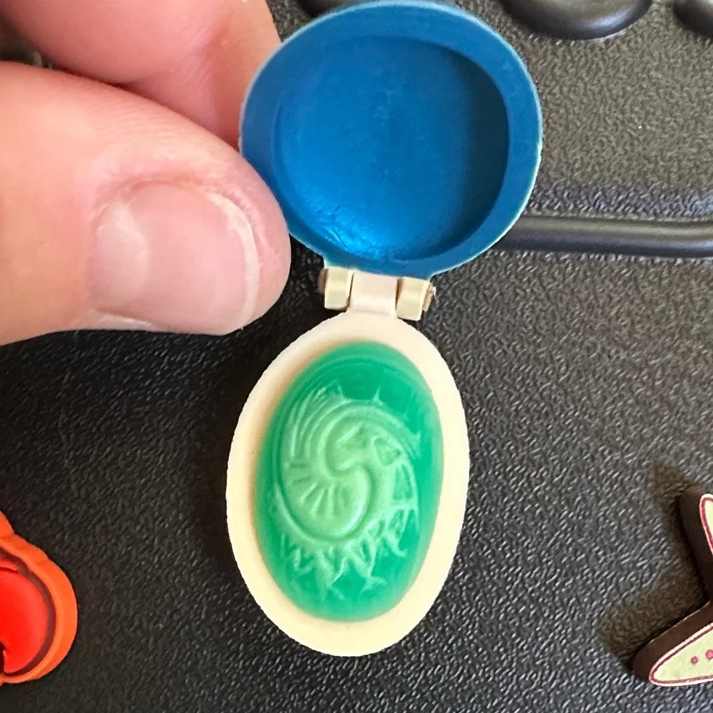 CROCS Moana Jibbitz Charms Set with Blue and Tan Accents - Picture 3 of 4